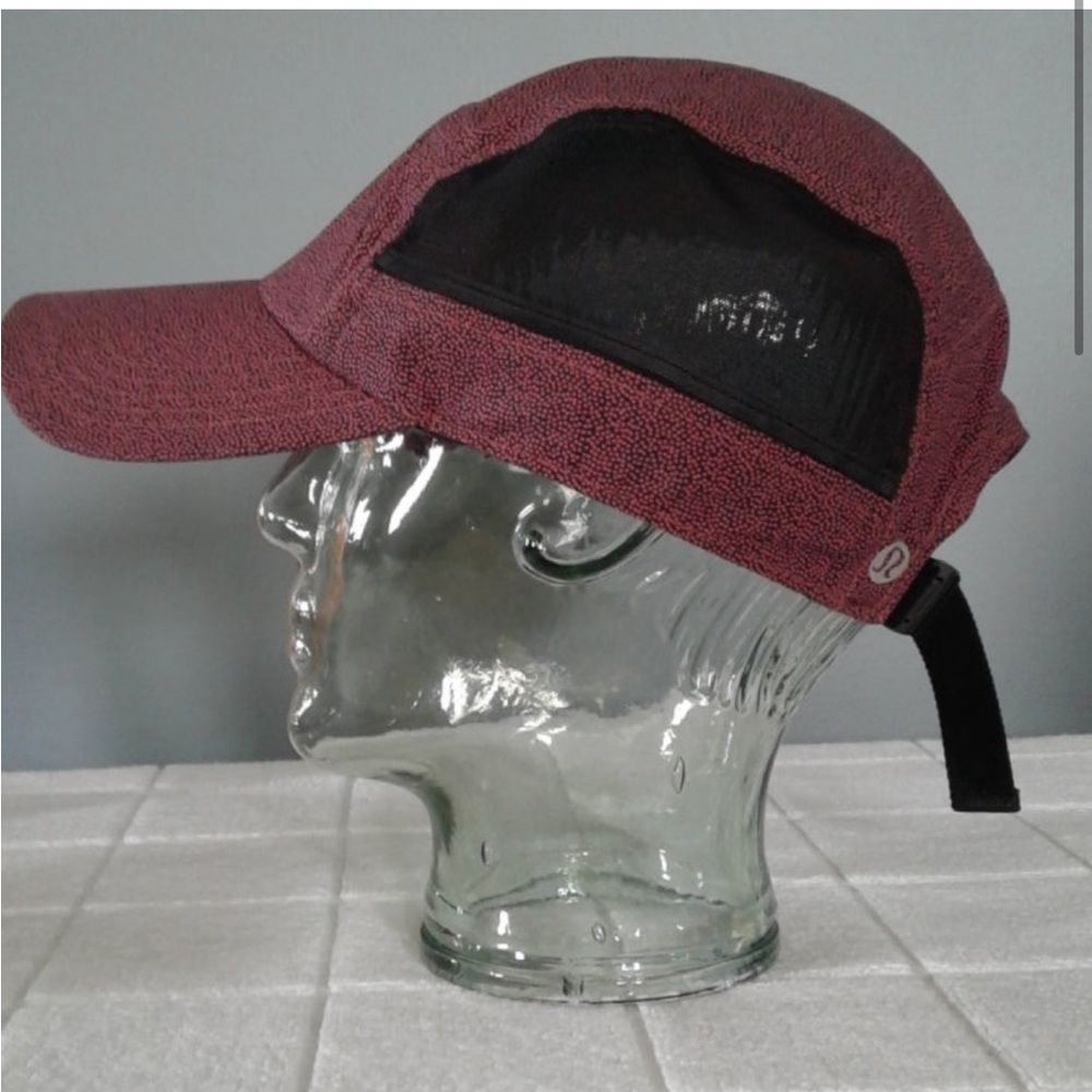 Lululemon surge run hat pebbleshire fireside red.